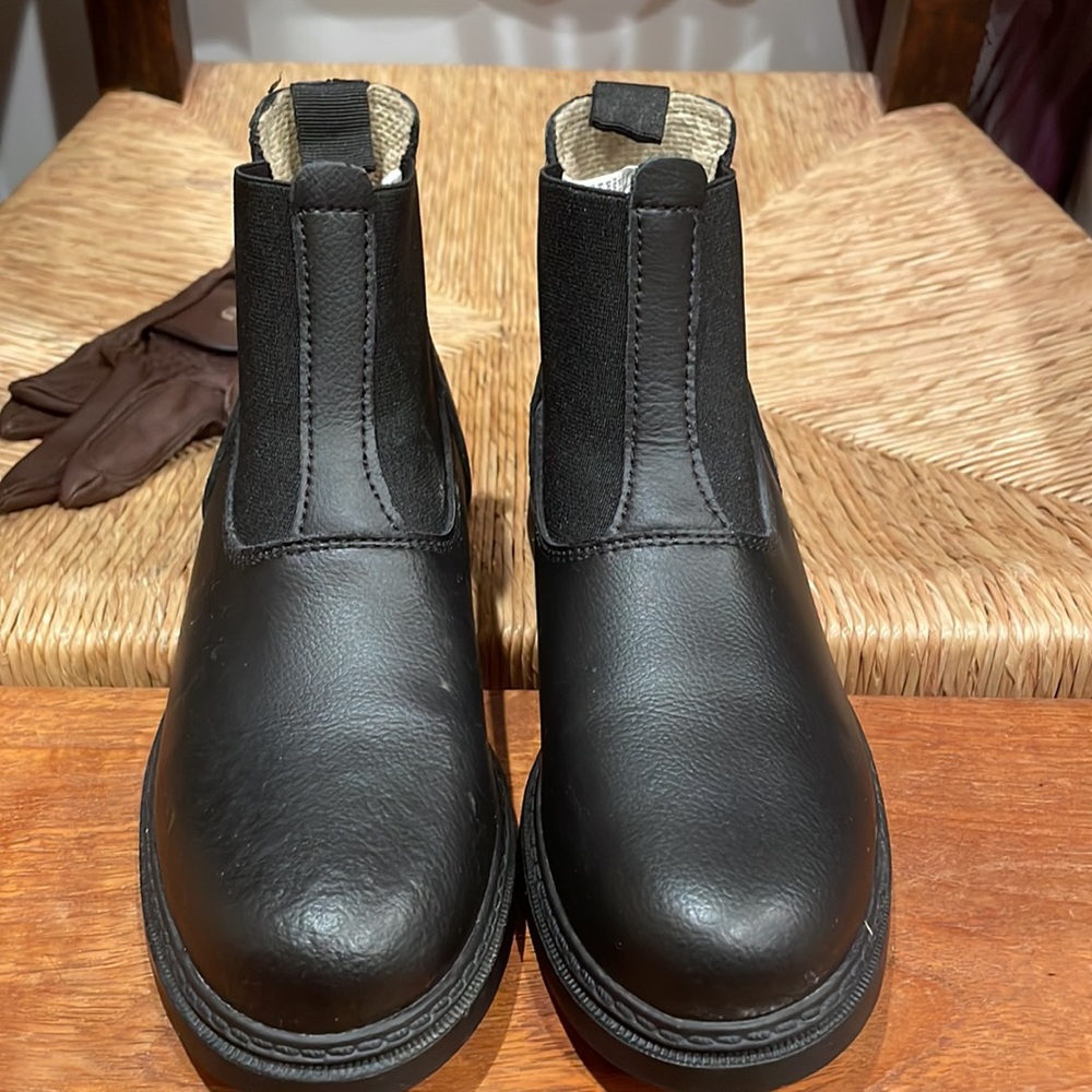 Decathlon riding boots US 2.5 EU 34.  Girls horseback riding. Leather.